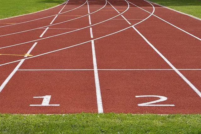 Najlepsze obozy sportowe 2026 - Poradnik zakupowy